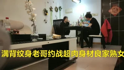 深喉口交，张开双腿抽插猛操，扶着屁股撞击啪啪声很大（进群约炮）